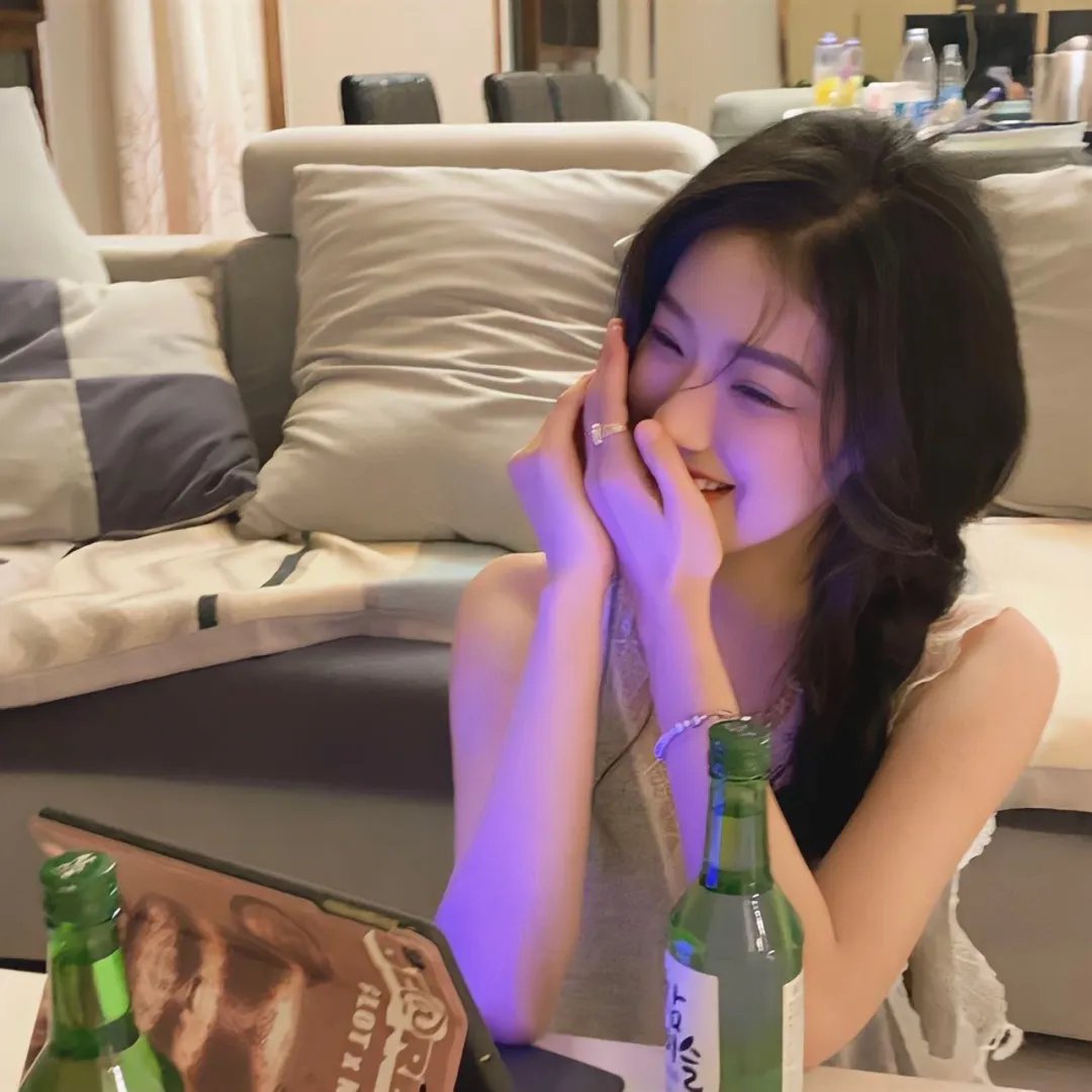 恋综女嘉宾被曝脚踏两条船，连续多日直播镜头前画面流出